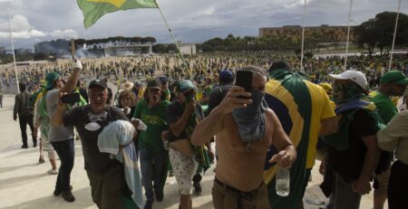 Manifestantes fazem ato contra governo no dia 8 de janeiro 2023