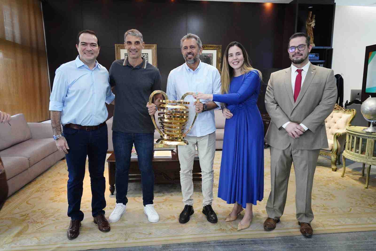 Governador do Ceará Elmano de Freitas recebeu no Palácio da Abolição, Vojvoda e jogadores do Fortaleza campeões da Copa do Nordeste