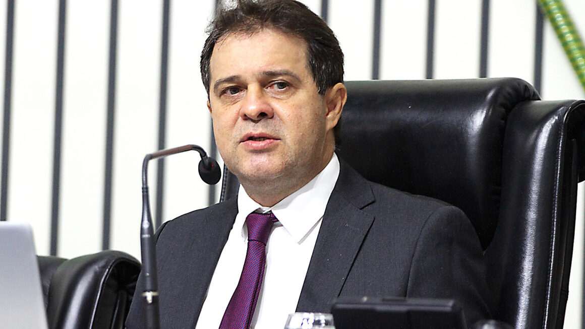 Prefeito de Fortaleza Evandro Leitão do PT, corta o próprio salário com o objetivo equilibrar as contas da capital cearense