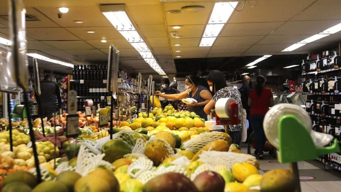 Ministro Haddad diz que queda do dólar e safra devem conter preço dos alimentos