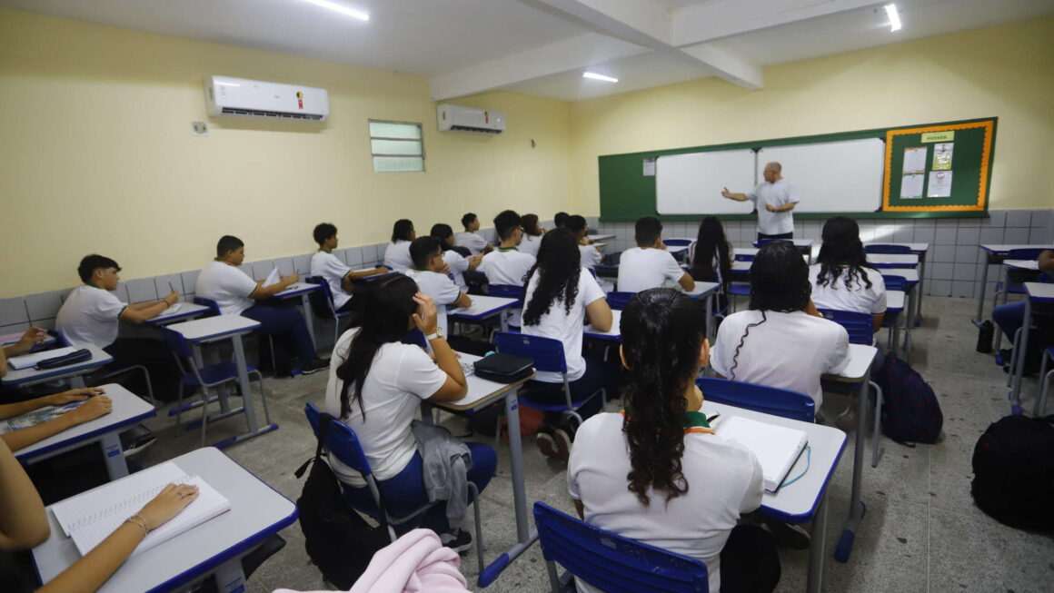 Governador Elmano encaminha mensagem de reajuste do piso salarial para professores da rede estadual para Alece