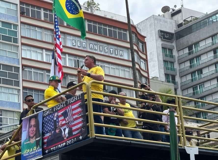 Em ato esvaziado em Copacabana, Bolsonaro pede anistia aos condenados por atos golpistas do 8 de janeiro