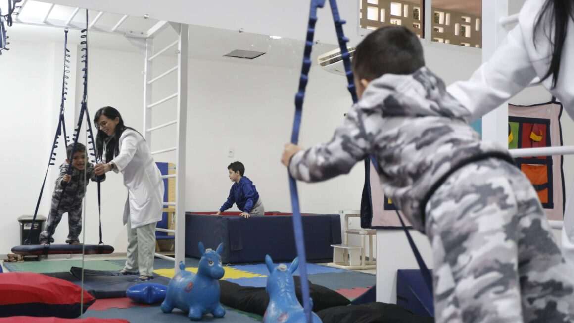 Governador do Ceará Elmano de Freitas entrega ampliação do serviço de reabilitação da Policlínica Regional no Crato