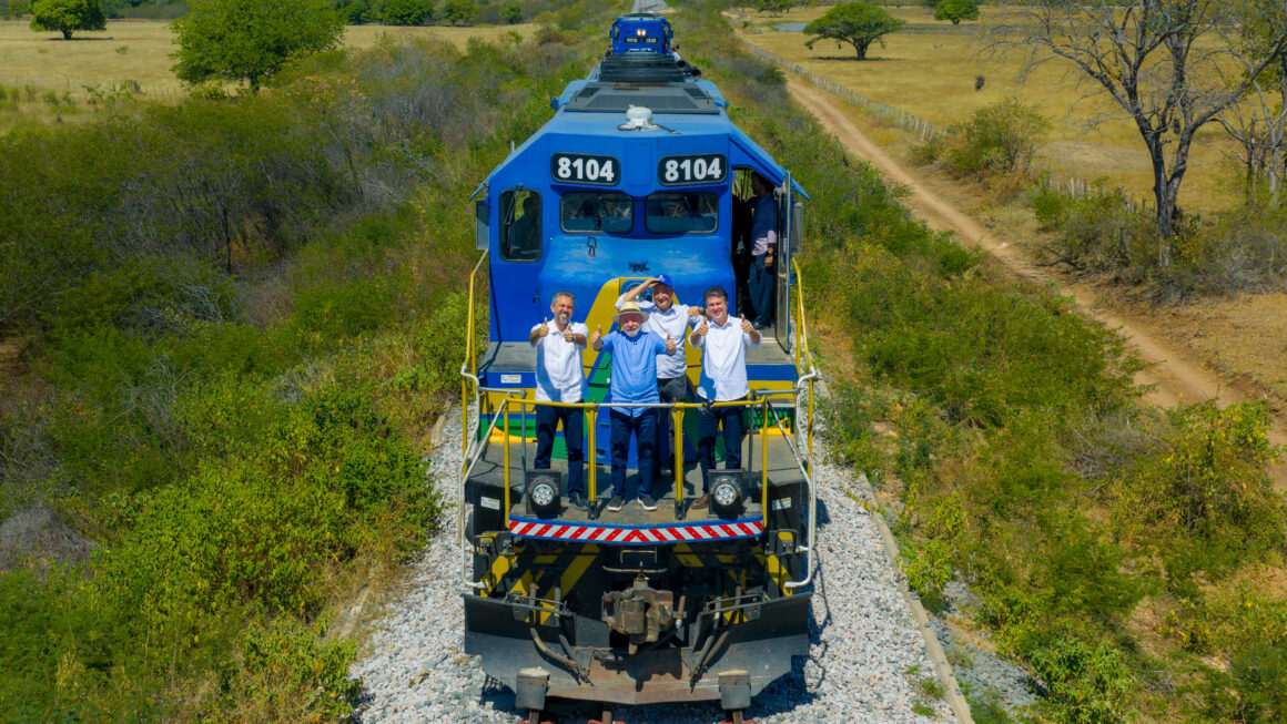 Ao lado Governador do Ceará Elmano de Freitas e do ministro Camilo Santana, Lula anuncia R$ 1,4 bilhão para avançar obras da construção da ferrovia Transnordestina no Cearáo