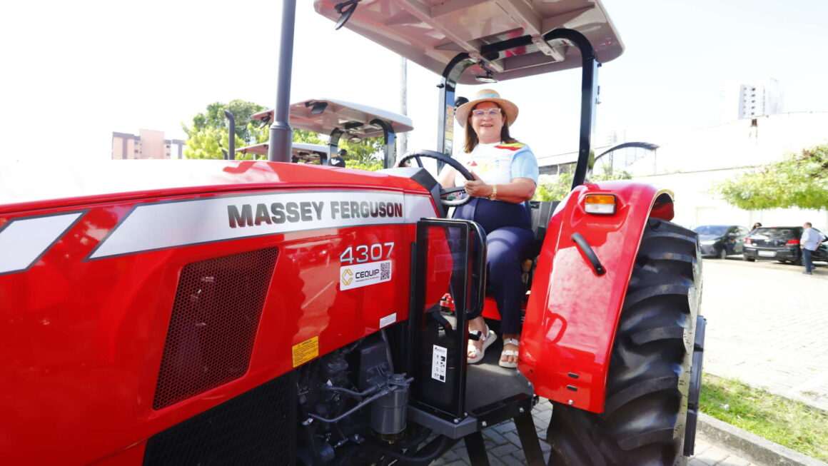 Governo do Ceará entregou 40 tratores e implementos agrícolas a agricultores familiares de 32 municípios cearenses