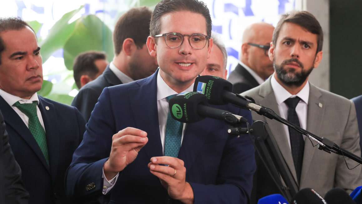 Hugo Motta trava pautas populares e Câmara dos Deputados derruba aumento do IOF para os ricos