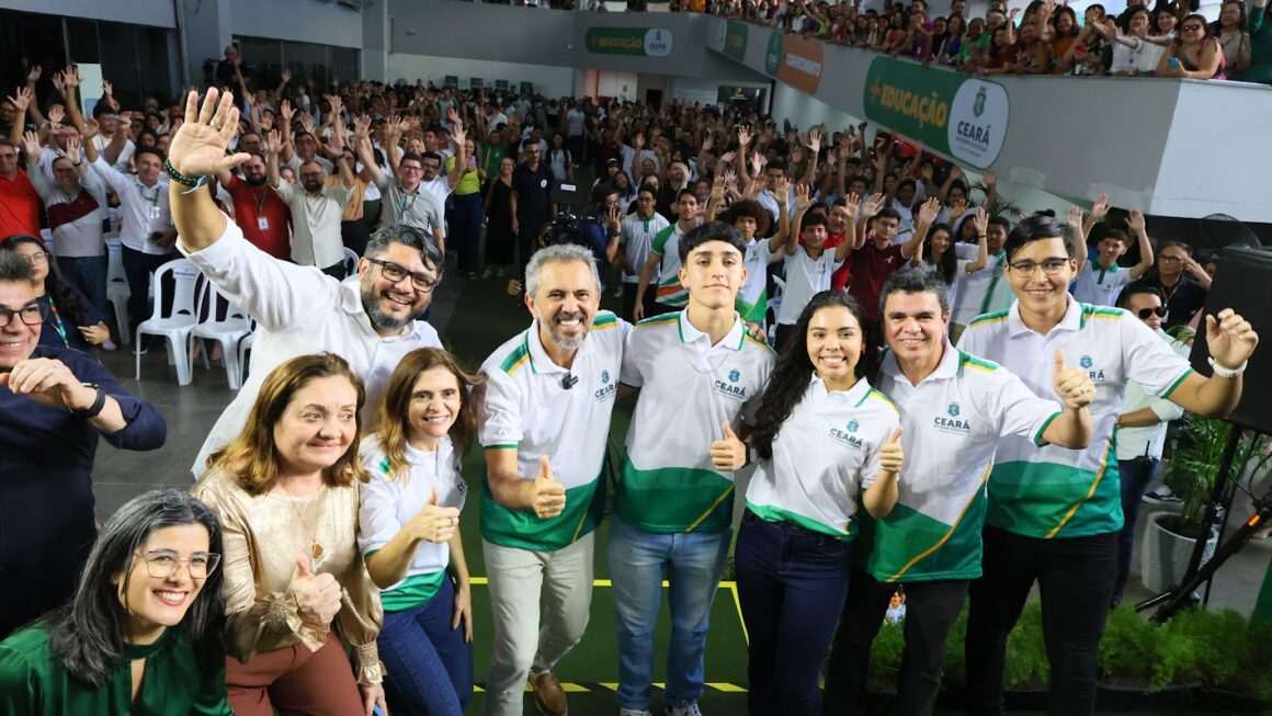 Governador do Ceará Elmano de Freitas entrega 186.480 fardamentos, contemplando 93.240 estudantes no “AoGosto” do Aluno que marca abertura do semestre letivo