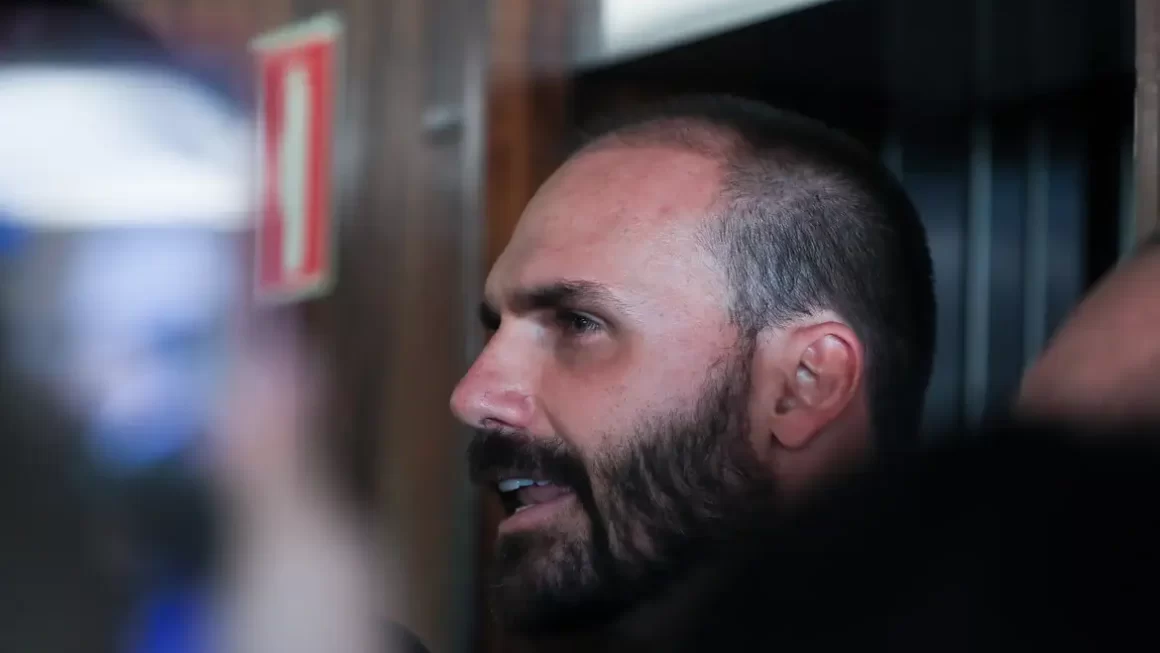 O presidente da Câmara dos Deputados, Hugo Motta envia pedido para cassar Eduardo Bolsonaro ao Conselho de Ética