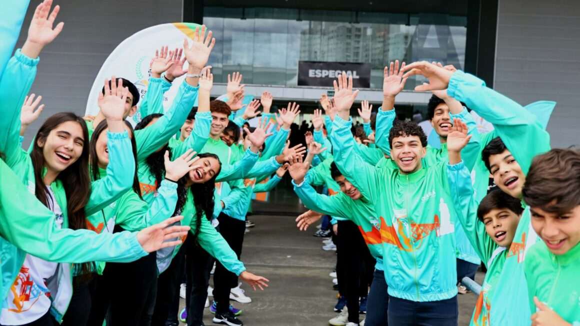 650 alunos-atletas que irão disputar as etapas nacionais dos Jogos Escolares receberam do Governo do Ceará passagens aéreas e uniformes