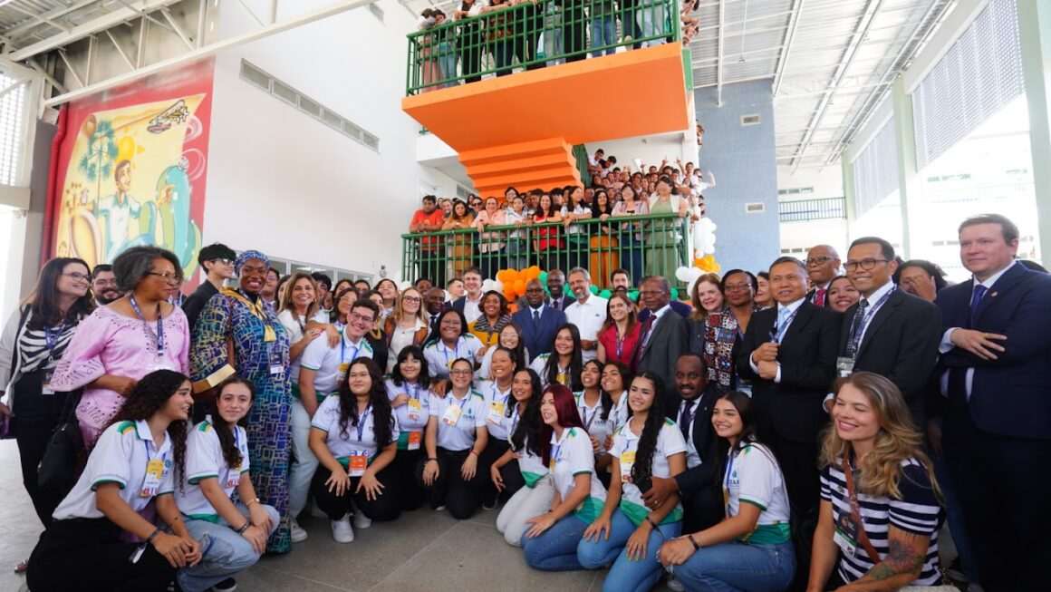 Autoridades da 2ª Cúpula Global da Coalizão para a Alimentação Escolar para almoço em escola em tempo integral são recebidos por estudantes do Ceará