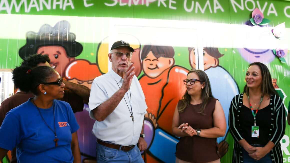 Padre Júlio Lancellotti visita Estação do Cuidado em Fortaleza e elogia política para população em situação de rua no Ceará