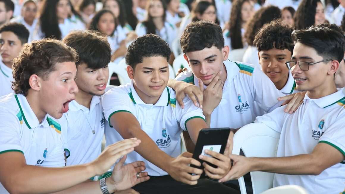 Futuro nas mãos! Alunos de Pacatuba recebem tablets do Governo do Ceará