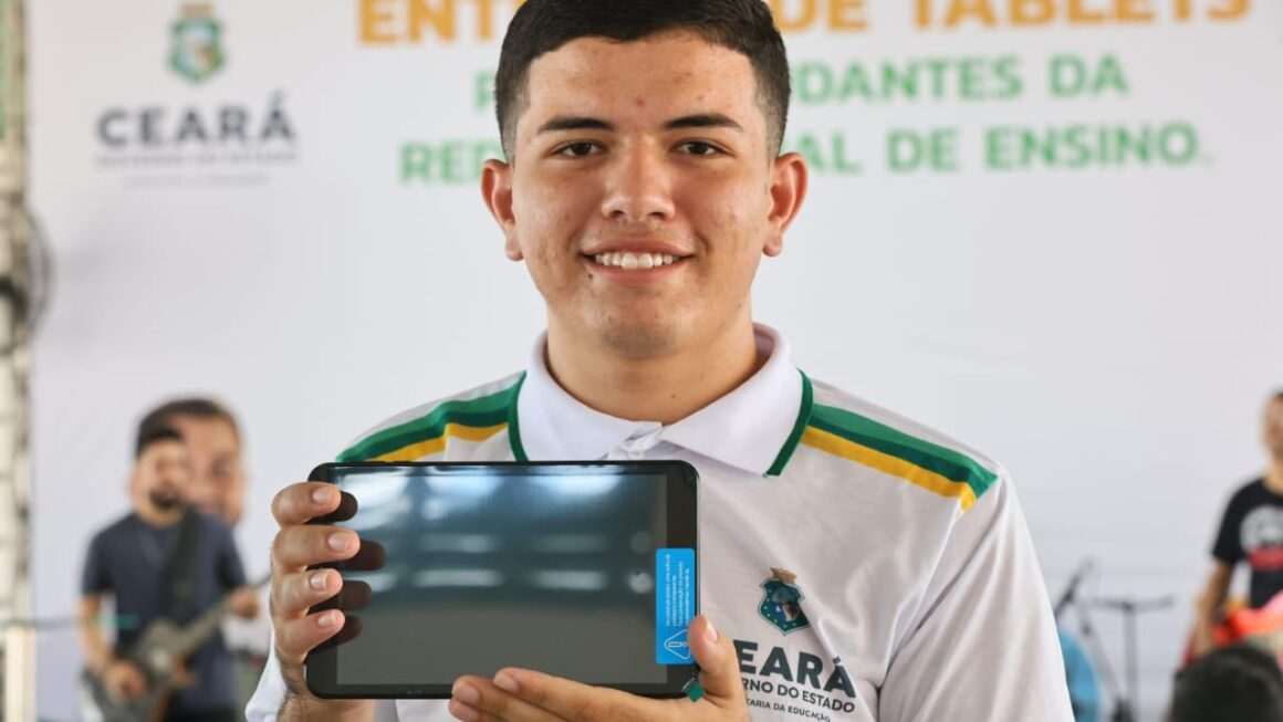 Paramoti Ganha Areninha e Alunos Recebem Tablets do Governo do Ceará