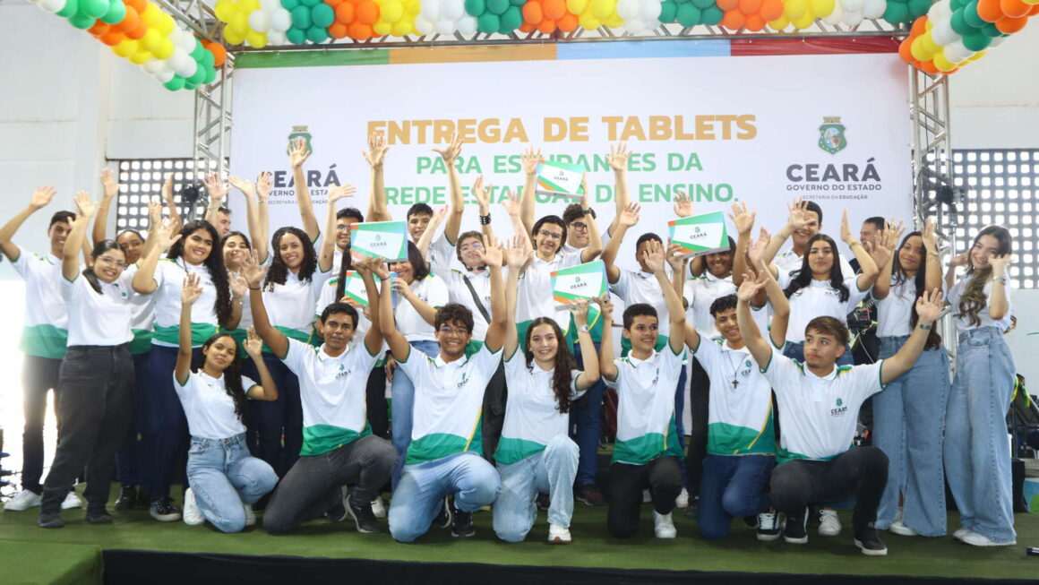 Governador Elmano de Freitas inaugura Centro de Educação Infantil e entrega tablets a jovens cearenses do Ensino Médio de Limoeiro do Norte