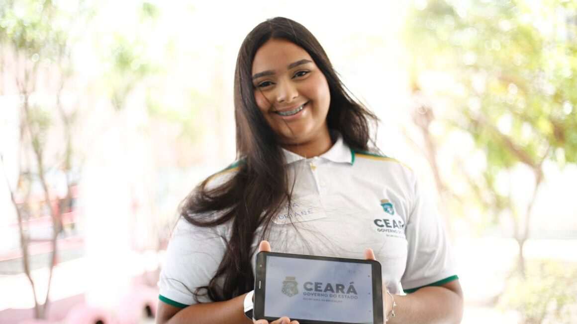 Governo do Ceará entrega 700 tablets a estudantes em Beberibe e libera restauração da CE-352