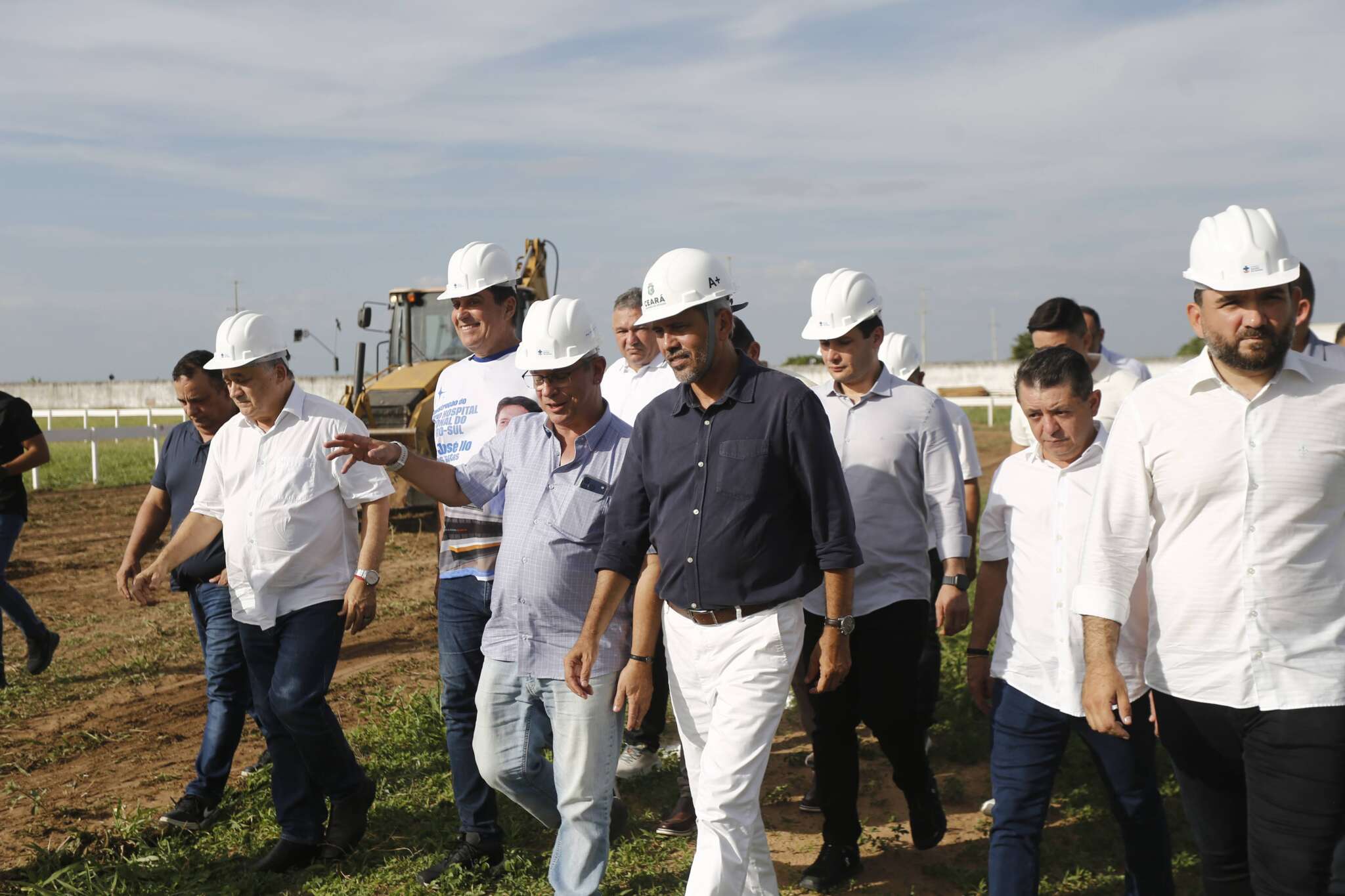 Governador do Ceará Elmano de Freitas vistoria obras da saúde, educação e infraestrutura em Iguatu, que somam R$ 325 milhões em investimentos