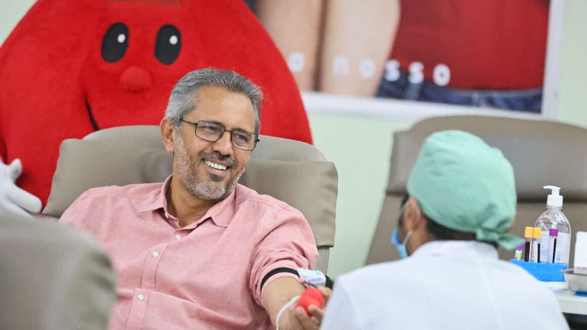 Governador do Ceará Elmano de Freitas entra na campanha de doação de sangue no Hemoce para o Carnaval