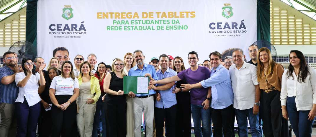 ESTUDANTES DE MOMBAÇA NO INTERIOR DO CEARÁ RECEBE TABLETS DO GOVERNADOR ELMANO E NOVA ESTRADA É AUTORIZADA
