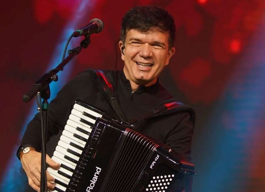 Waldonys celebra música, poesia e memória em “Verso do Universo” no Teatro RioMar Fortaleza