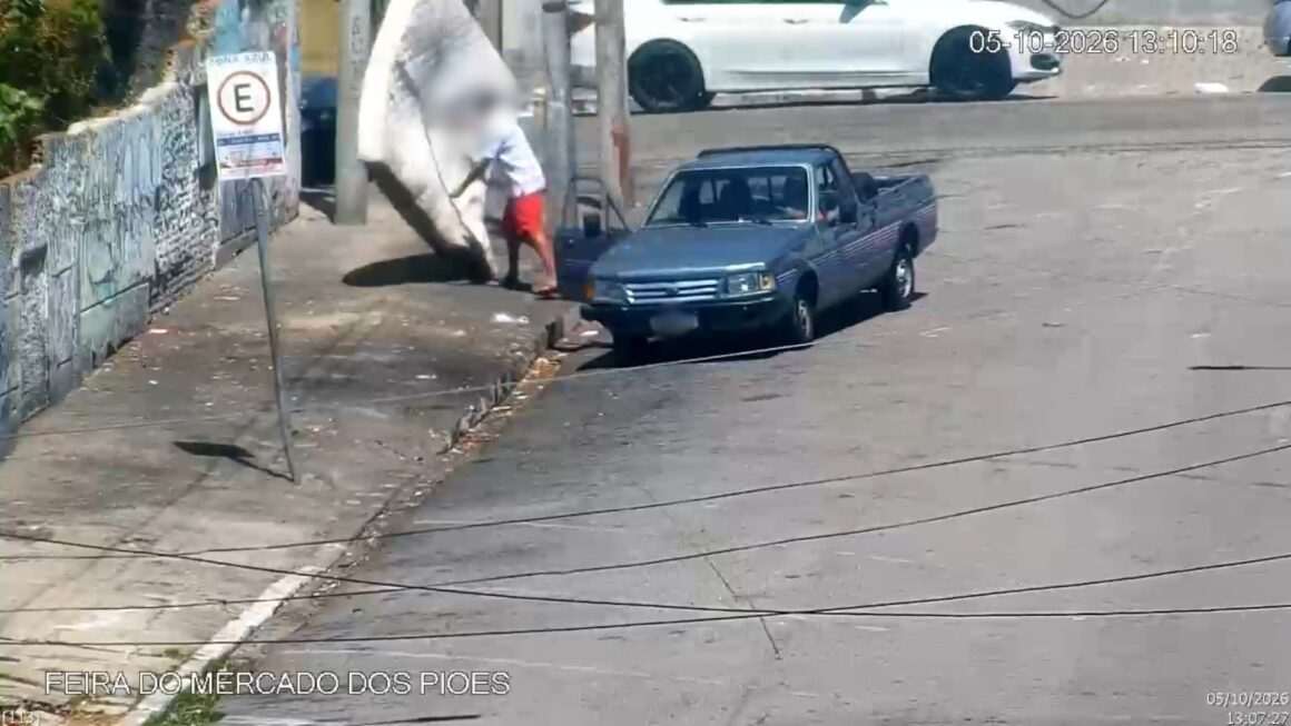 Descarte irregular de colchão em frente ao Mercado dos Pinhões termina com autuação de dono de picape em Fortaleza