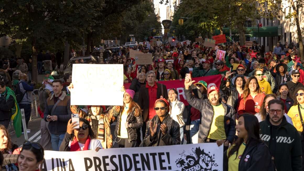 Centenas de brasileiros tomam as ruas de Nova York em apoio à reeleição de Lula